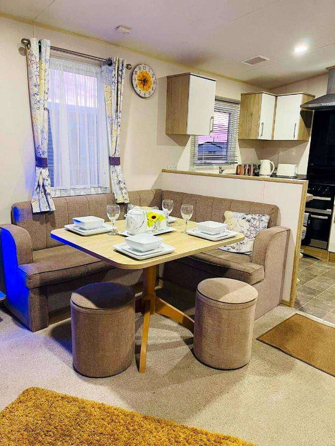 The Sunflower Luxury Caravan At Tattersall Lakes 호텔 태터셜 외부 사진