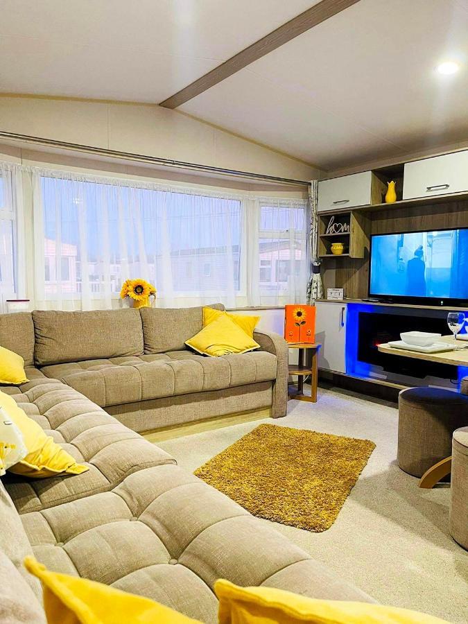 The Sunflower Luxury Caravan At Tattersall Lakes 호텔 태터셜 외부 사진
